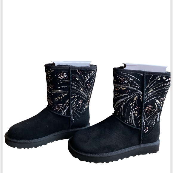 Women’s UGG Classic Short Gold Burst Black Short Boots size 7 NEW